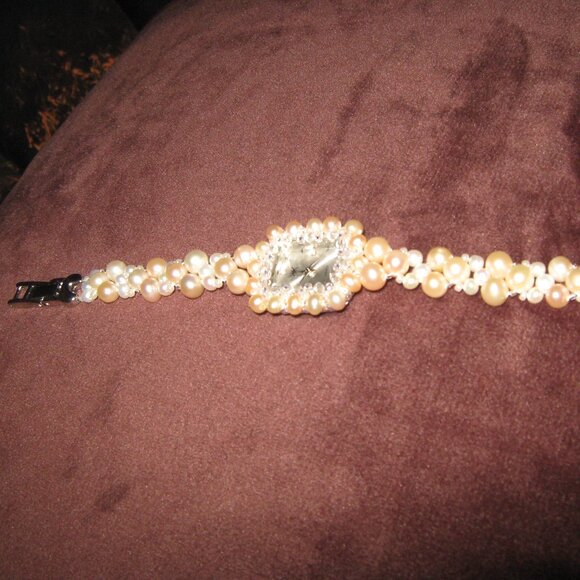 NWOT Vintage Faux Peach and Cream Pearl Ladies Dress Watch with Case - Picture 3 of 5